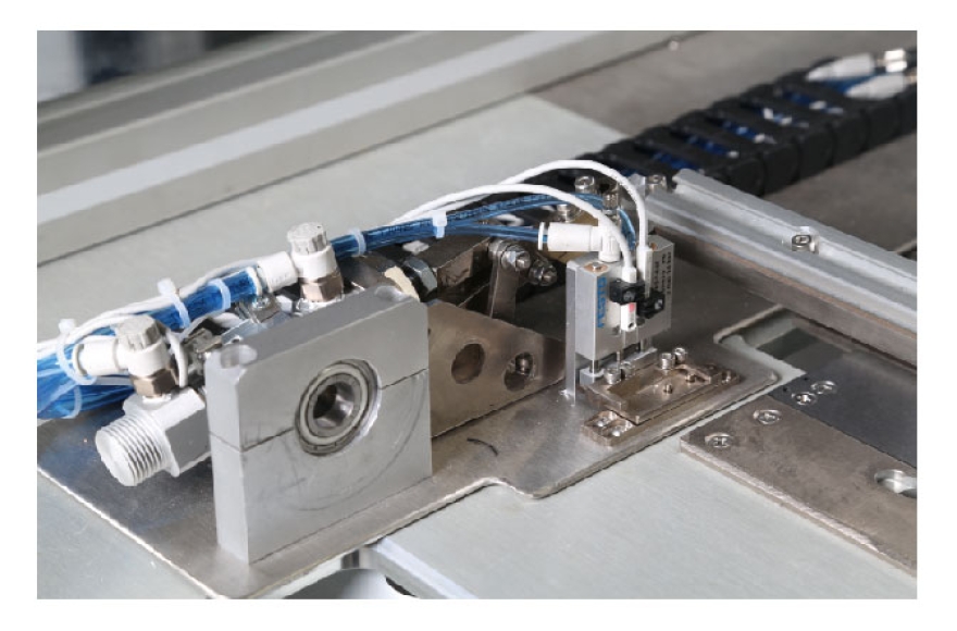 必一体育汽车天窗卷阳帘前边缝纫机