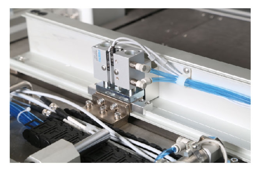 必一体育汽车天窗卷阳帘前边缝纫机