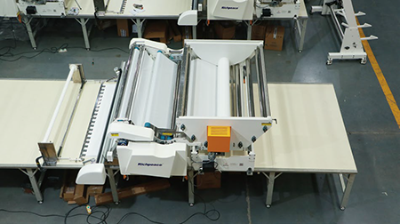 必一体育全自动大料斗铺布机