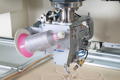 必一体育全自动旋转机头冲绣缝一体机(轻型6冲刀＋9色绣花+旋转缝纫)