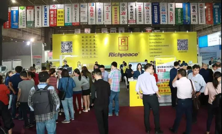 必一体育展位前的客户