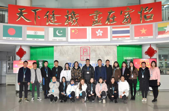 中原工学院学生与老师在必一体育合照