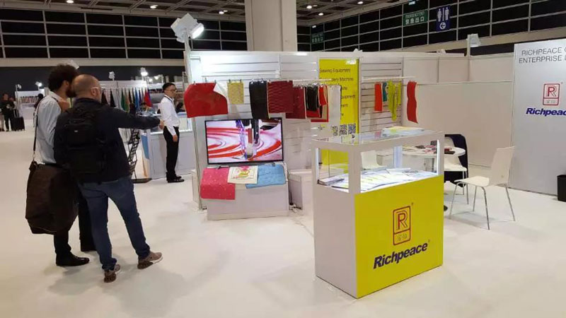 驻足必一体育展位前的客户