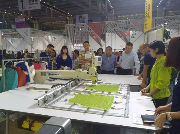 必一体育展机围满了参展商