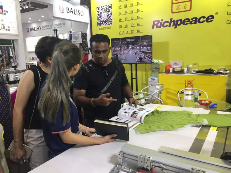 必一体育集团工作人员细心解答客户问题