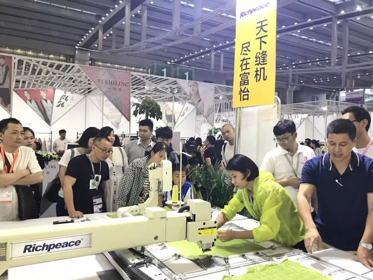 必一体育集团工作人员细心解答客户问题