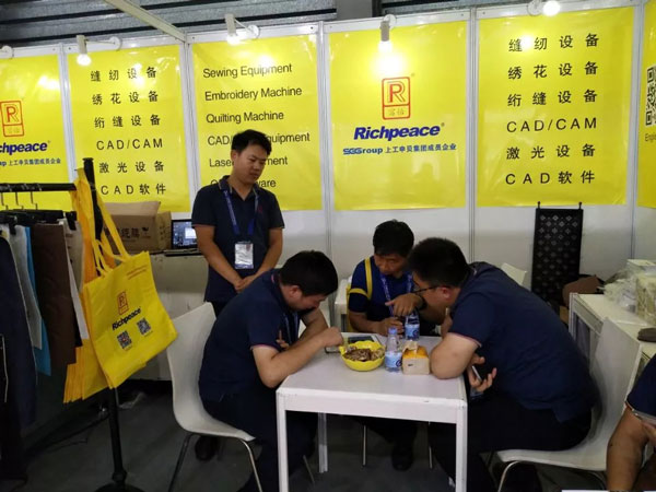 参观必一体育三合一电脑裁床展商