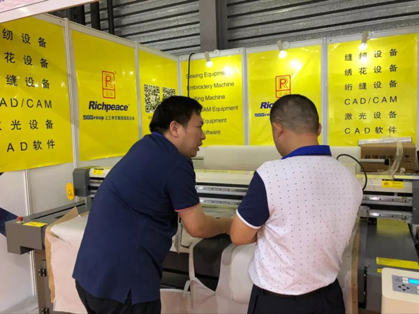 参观必一体育三合一电脑裁床展机