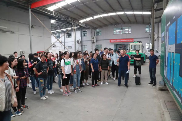 带领师生参观必一体育工厂