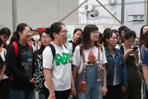 参观必一体育缝纫机车间