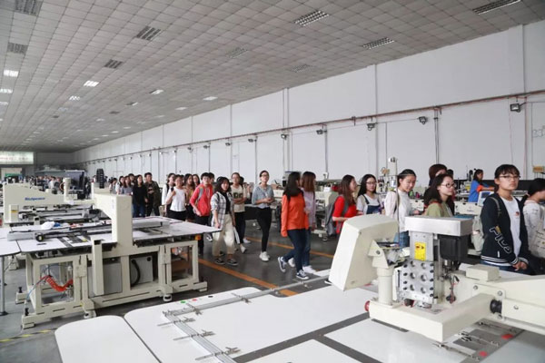参观必一体育皮革缝纫机工作