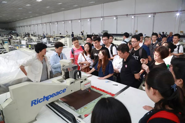 参观必一体育高速绗缝机车间