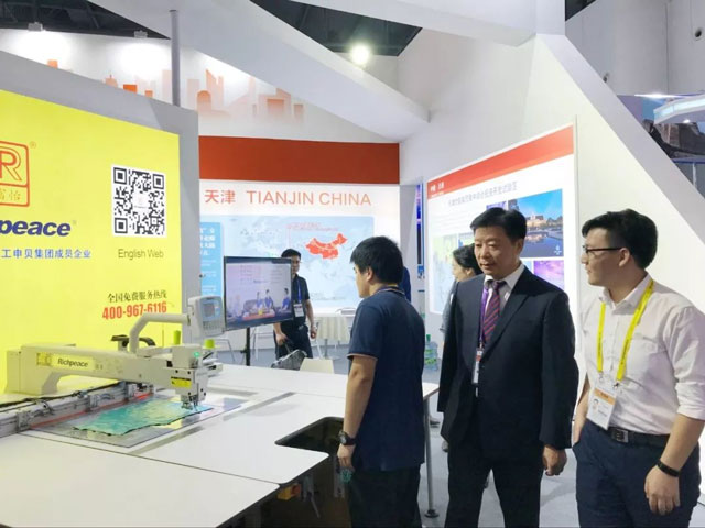 天津市副市长李树起到必一体育展位莅临指导