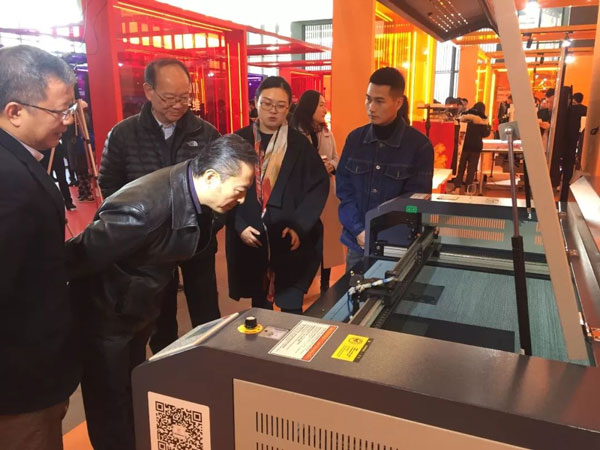 参观必一体育激光雕刻切割机